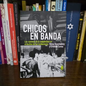 Chicos en banda